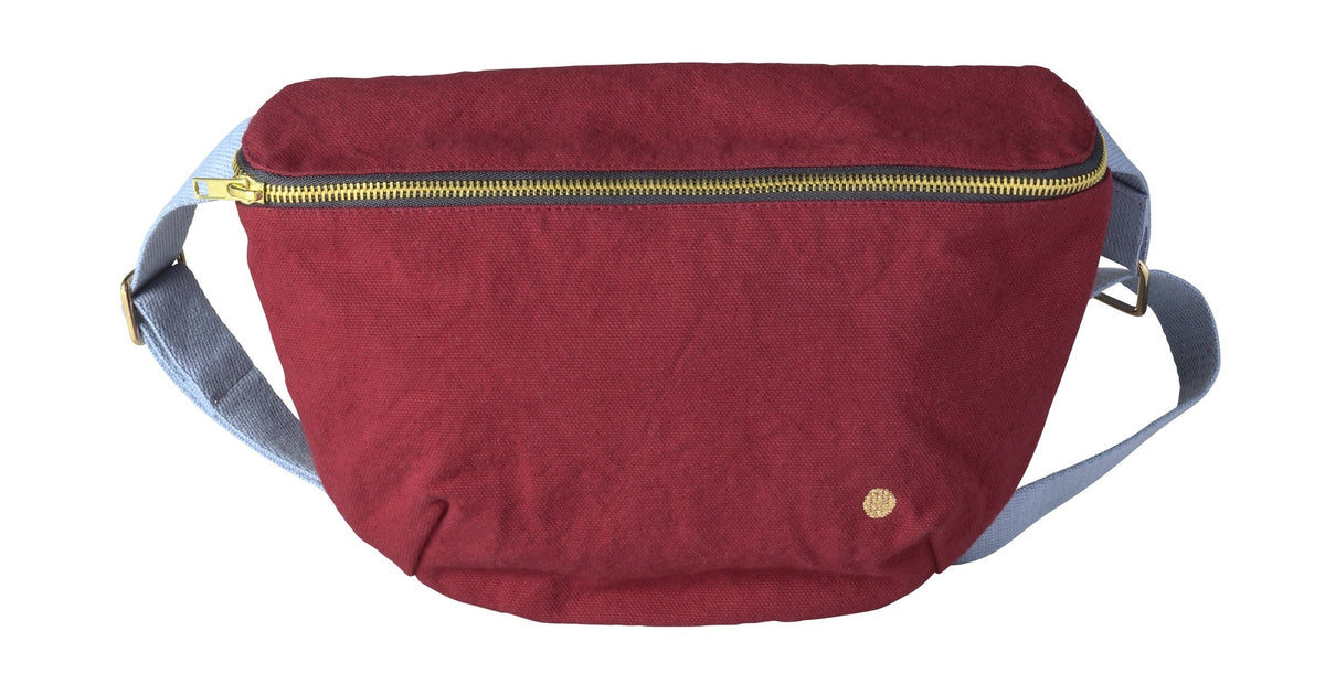 marsupio iona ciliegia, colore ciliegia, taglia 19 x 28. vista frontale del marsupio in tessuto naturale su fondo neutro