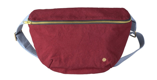 marsupio iona ciliegia, colore ciliegia, taglia 19 x 28. vista frontale del marsupio in tessuto naturale su fondo neutro