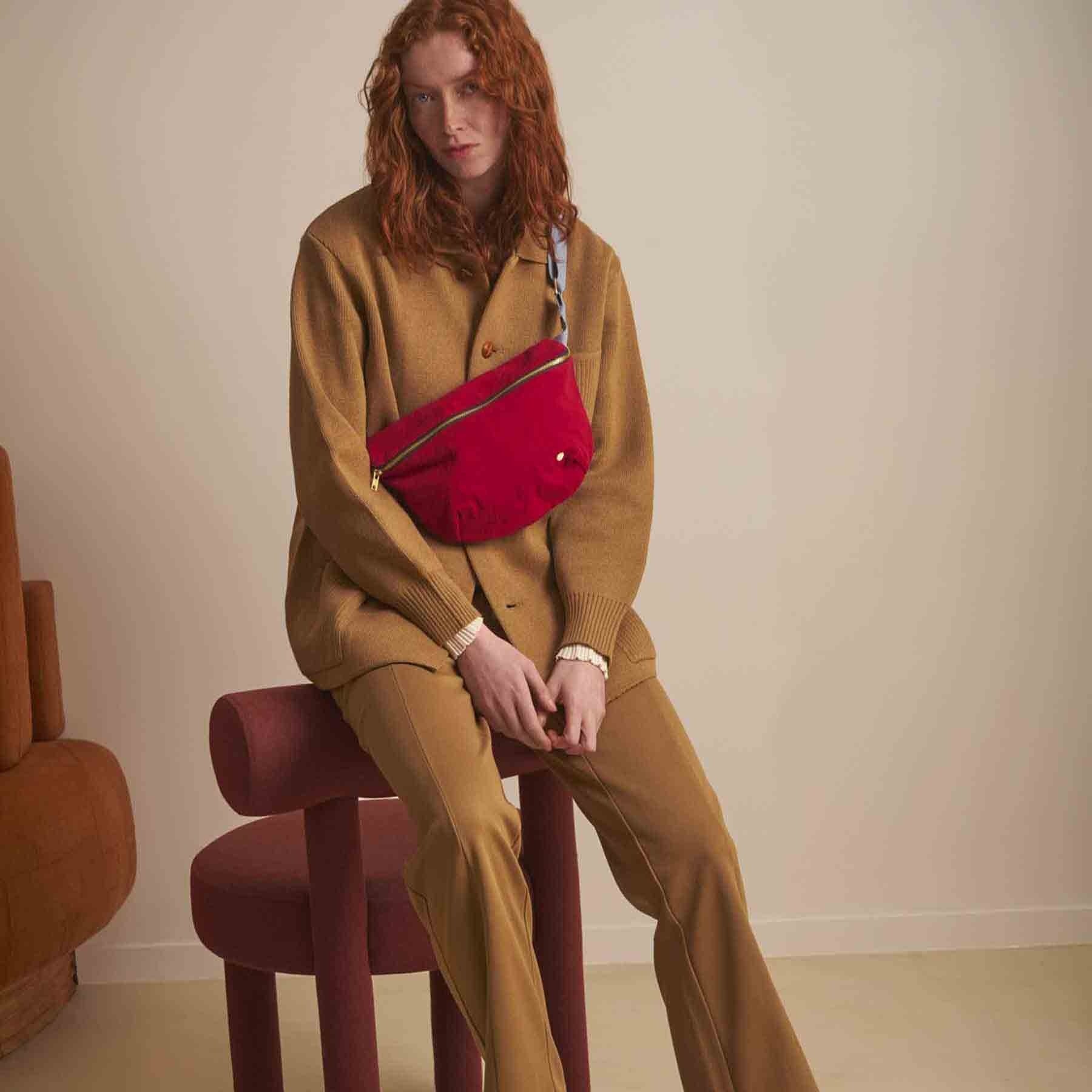 marsupio iona ciliegia, colore ciliegia, taglia 19 x 28. accessorio pratico per portare l’essenziale a mani libere