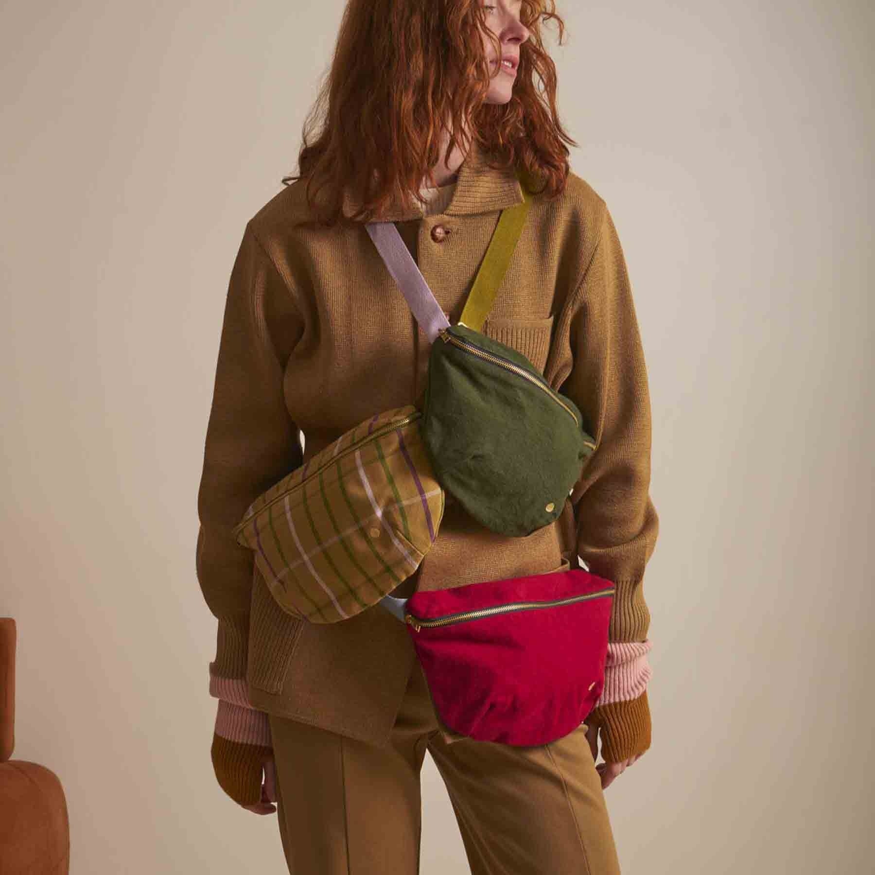 marsupio iona ciliegia, colore ciliegia, taglia 19 x 28. marsupio eco-friendly, perfetto per uno stile di vita sostenibile