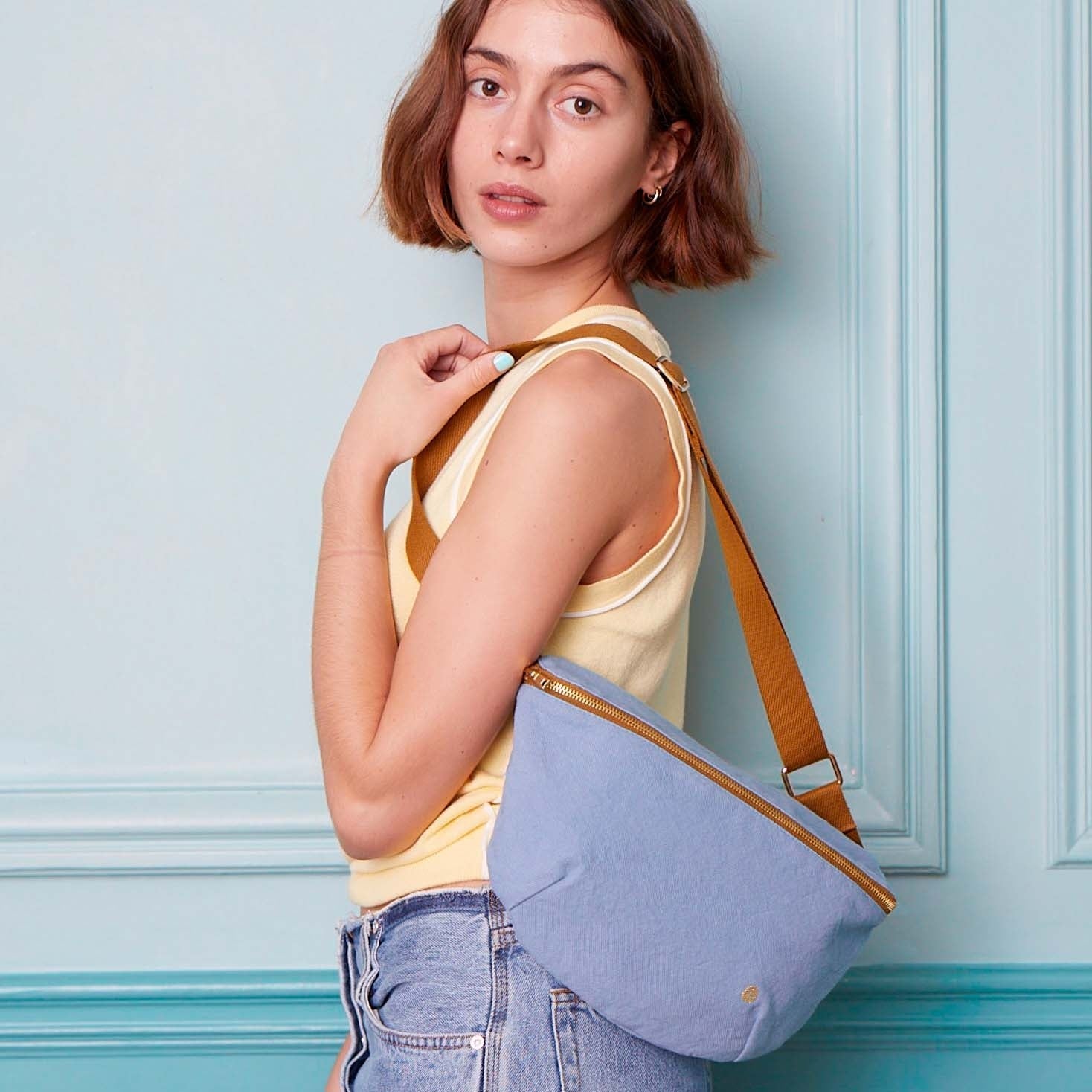 marsupio iona bluetiful, colore bluetiful, taglia 19 x 28 x 1. accessorio pratico per portare l’essenziale a mani libere