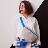 marsupio stylo blu, colore blu, taglia 19 x 28. realizzato in cotone biologico, comodo e sostenibile per ogni giorno