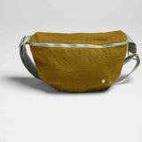 marsupio iona noci, colore noci, taglia 19 x 28. realizzato in cotone biologico, comodo e sostenibile per ogni giorno