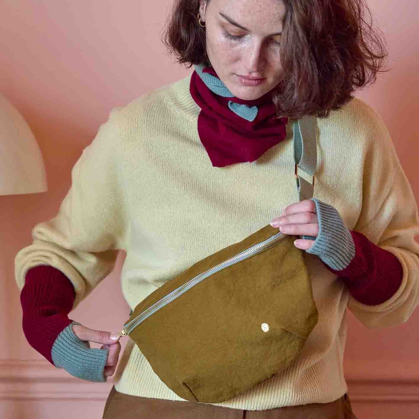 marsupio iona noci, colore noci, taglia 19 x 28. marsupio dallo stile casual perfetto per viaggi e passeggiate