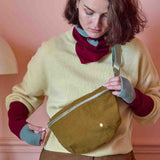 marsupio iona noci, colore noci, taglia 19 x 28. marsupio dallo stile casual perfetto per viaggi e passeggiate