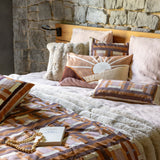 maxi plaid astrid naturale, colore naturale, taglia 180 x 220. dettaglio decorativo che arricchisce letto, divano o poltrona