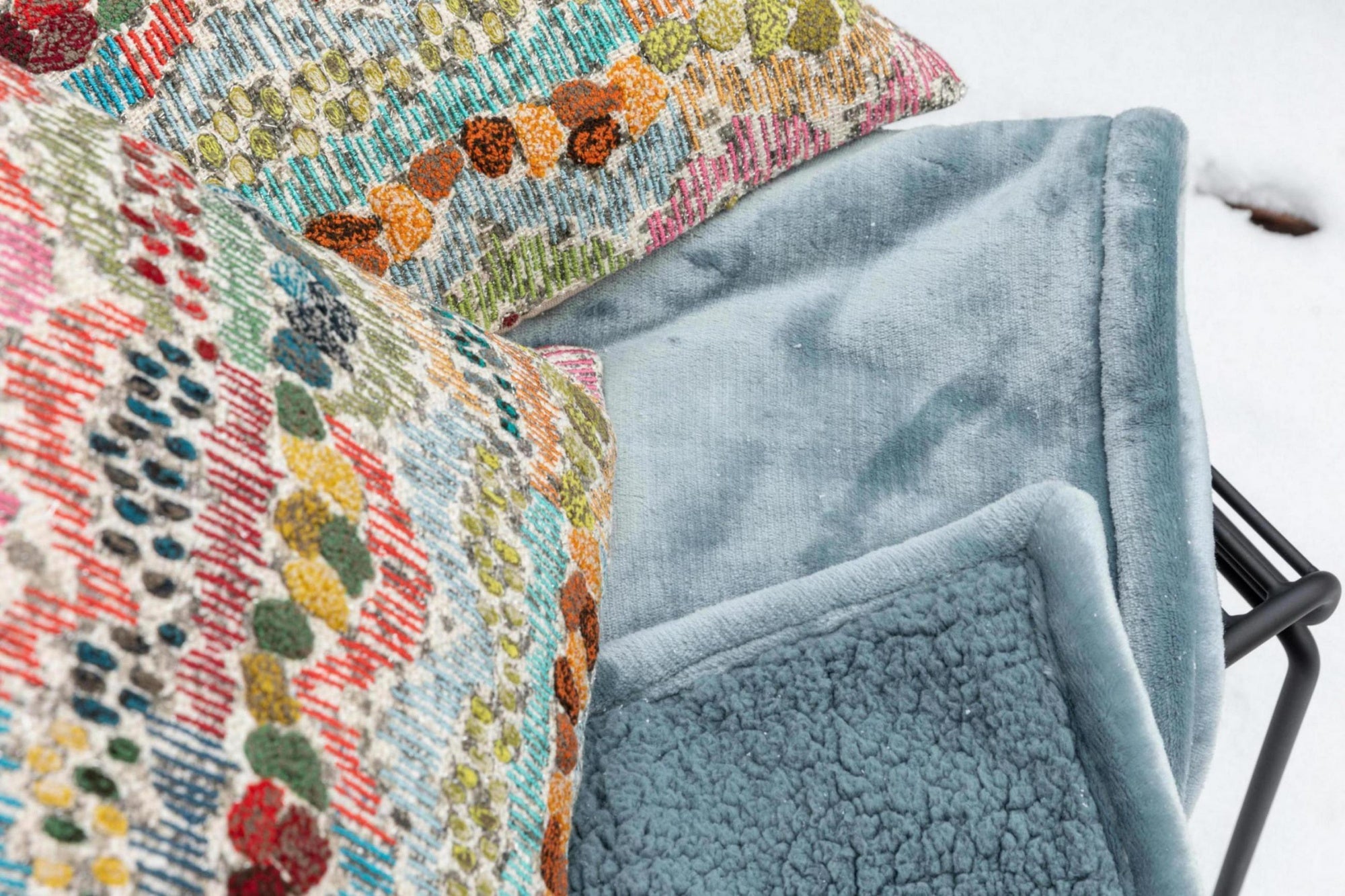 maxi plaid michka alizée, colore alizée, taglia 180 x 220. dettaglio decorativo che arricchisce letto, divano o poltrona