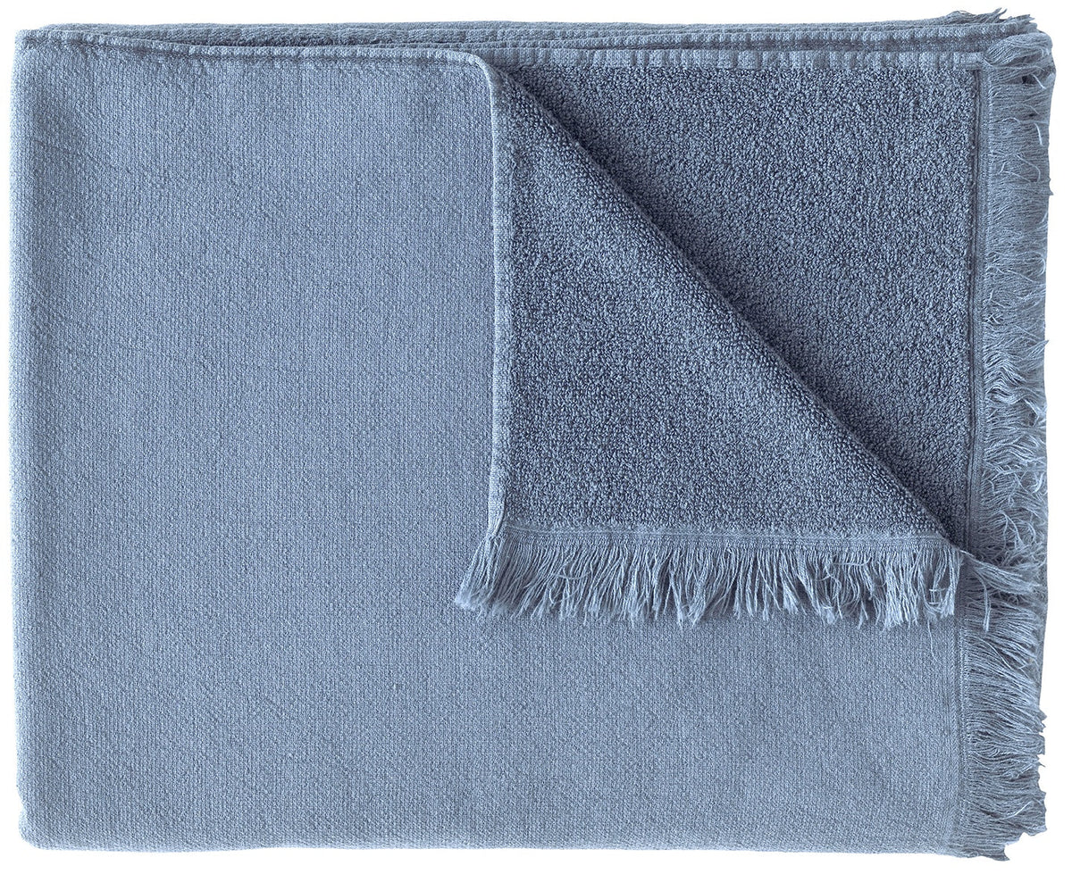 maxi telo da bagno luna bluetiful, colore bluetiful, taglia 160 x 100. telo da bagno piegato in modo ordinato su fondo bianco