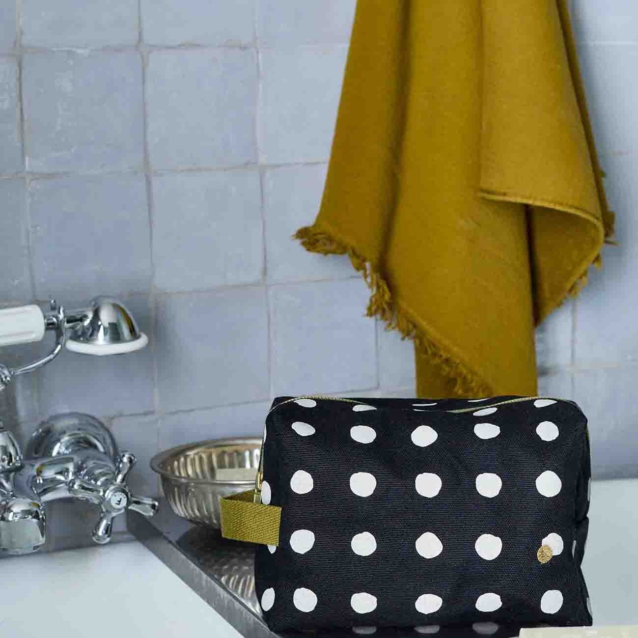 maxi telo da bagno luna noci, colore noci, taglia 160 x 100. tessuto in 100% cotone bio, assorbente e soffice dopo la doccia