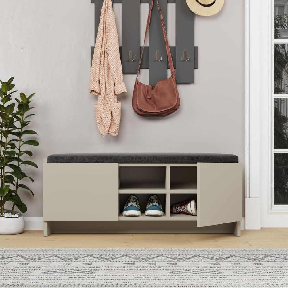 panca scarpiera con cuscino zulla cashmere con 2 ante e nicchia a giorno, vista ambientata in corridoio o zona servizio