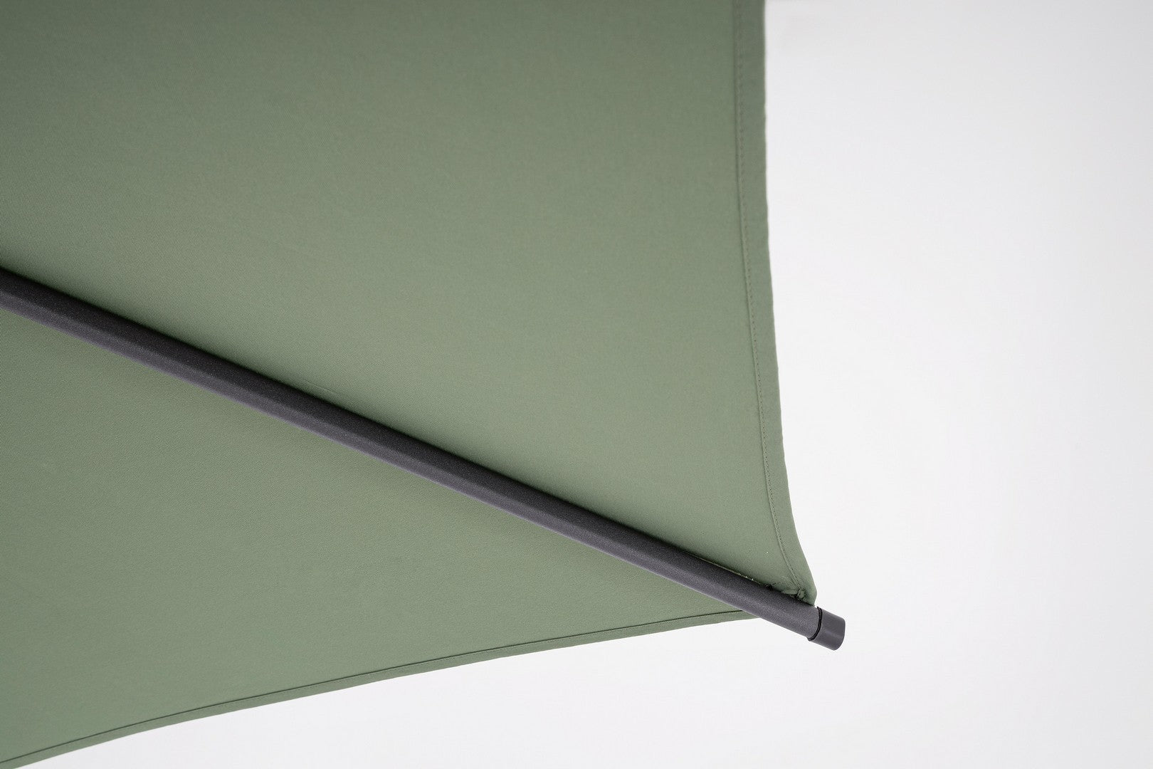 ombrellone da giardino samba con palo centrale in acciaio e telo verde, ombrellone reclinabile o con braccio decentrato