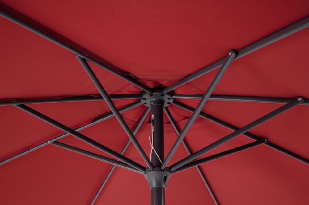 ombrellone rotondo kalife con palo centrale in alluminio e telo rosso 3m, vista ambientata su terrazzo, patio o bordo piscina