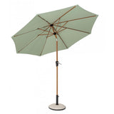 ombrellone rotondo palinuro con palo centrale in acciaio e telo verde, vista ambientata su terrazzo, patio o bordo piscina