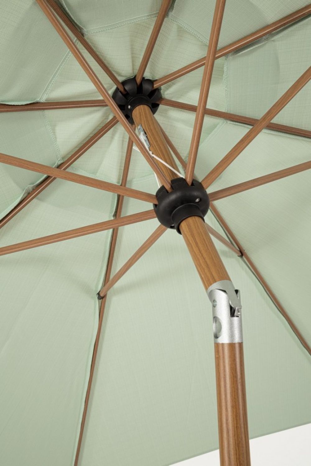 ombrellone rotondo palinuro con palo centrale in acciaio e telo verde, ideale per creare zone d’ombra in giardino o veranda