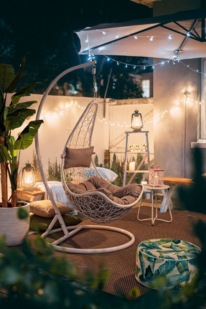 poltrona sospesa amirantes bianco, struttura in alluminio, rattan o legno trattato