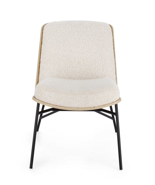 poltrona emerson in tessuto effetto bouclé avorio e gambe in acciaio nero, struttura in legno naturale, vista ambientata in...