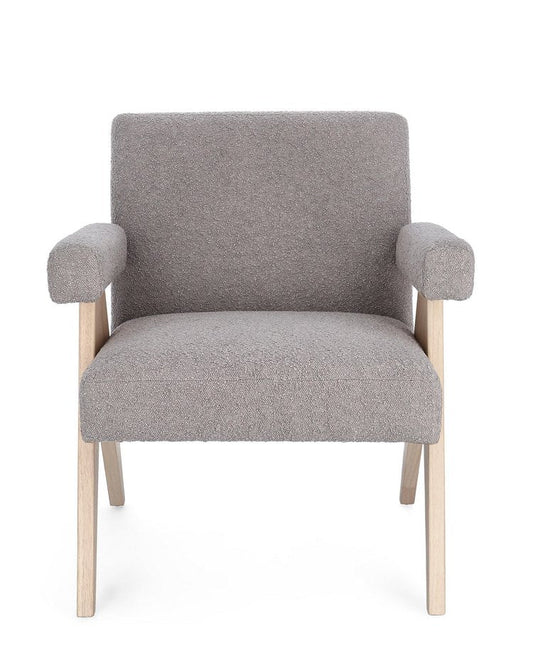 poltrona faiza in tessuto effetto bouclé tortora e gambe in legno rubberwood, vista ambientata in soggiorno o angolo lettura