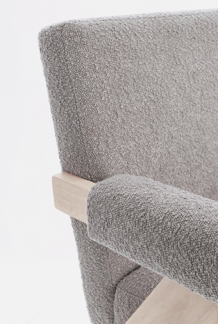 poltrona faiza in tessuto effetto bouclé tortora e gambe in legno rubberwood, ideale per creare un angolo relax in casa
