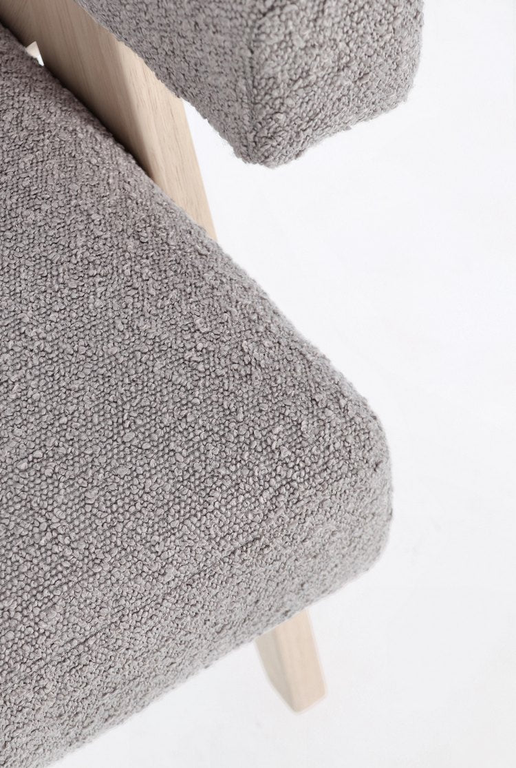 poltrona faiza in tessuto effetto bouclé tortora e gambe in legno rubberwood, struttura in legno o metallo resistente e...