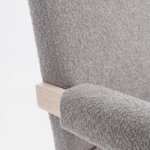 Poltrona FAIZA in tessuto effetto bouclé tortora e gambe in legno rubberwood