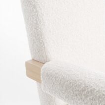 Poltrona FAIZA in tessuto effetto bouclé avorio e gambe in legno rubberwood