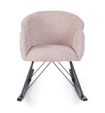 poltrona sibilla in tessuto effetto bouclé rosa antico e base in legno rubberwood, vista ambientata in soggiorno o angolo...