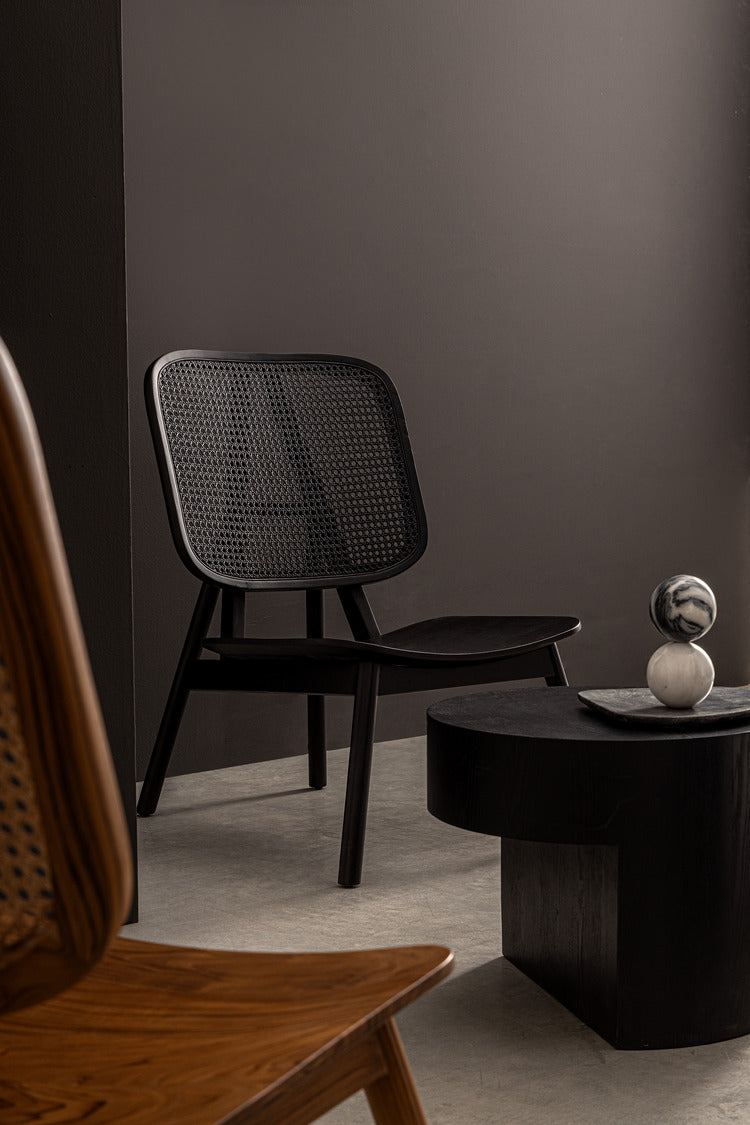 poltrona lounge yves in legno di teak e rattan nero, disponibile in diverse colorazioni per adattarsi a ogni ambiente