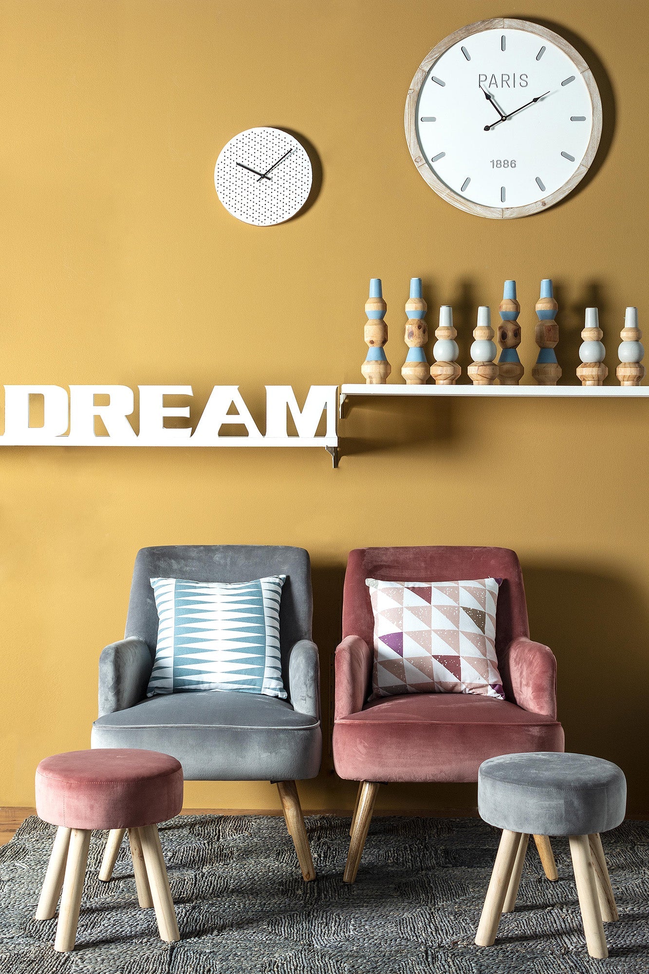 poltrona adeline in tessuto effetto velluto grigio e legno, perfetta per aggiungere comfort ed eleganza all’arredamento