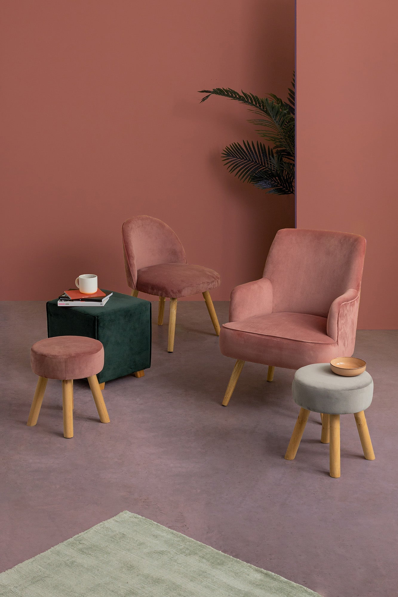 poltrona adeline in tessuto effetto velluto rosa antik e legno, vista ambientata in soggiorno o angolo lettura