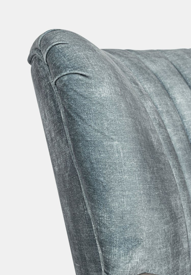 poltrona virna in tessuto effetto velluto azzurro, gambe e braccioli in legno naturale, stile contemporaneo con braccioli...