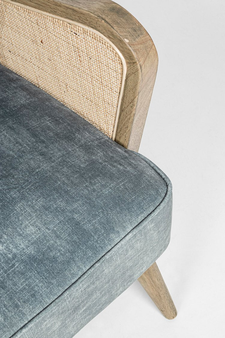 poltrona virna in tessuto effetto velluto azzurro, gambe e braccioli in legno naturale, ideale per creare un angolo relax in...