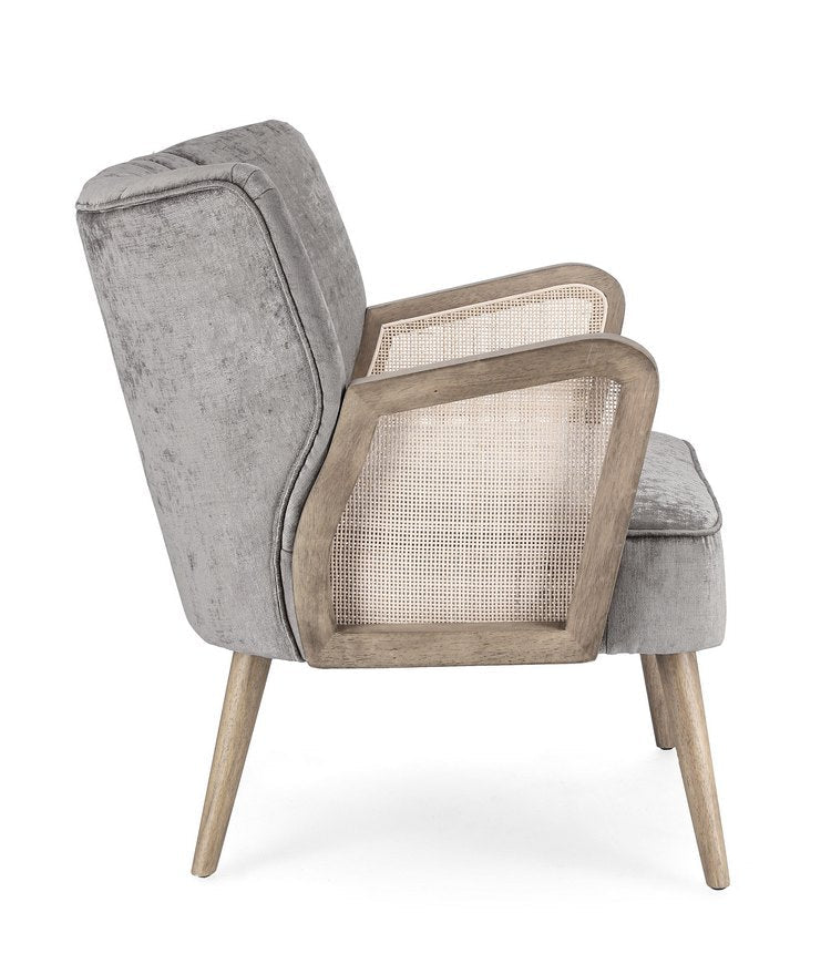 poltrona virna in tessuto effetto velluto grigio, gambe e braccioli in legno naturale, dettaglio del rivestimento in tessuto...