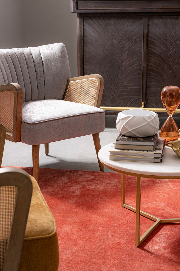 poltrona virna in tessuto effetto velluto grigio, gambe e braccioli in legno naturale, disponibile in diverse colorazioni...