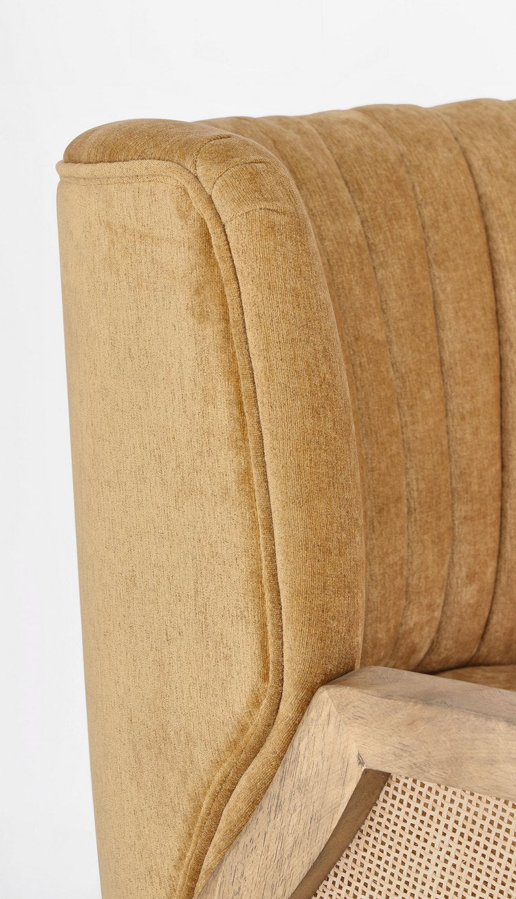 poltrona virna in tessuto effetto velluto giallo senape, gambe e braccioli in legno naturale, ideale per creare un angolo...