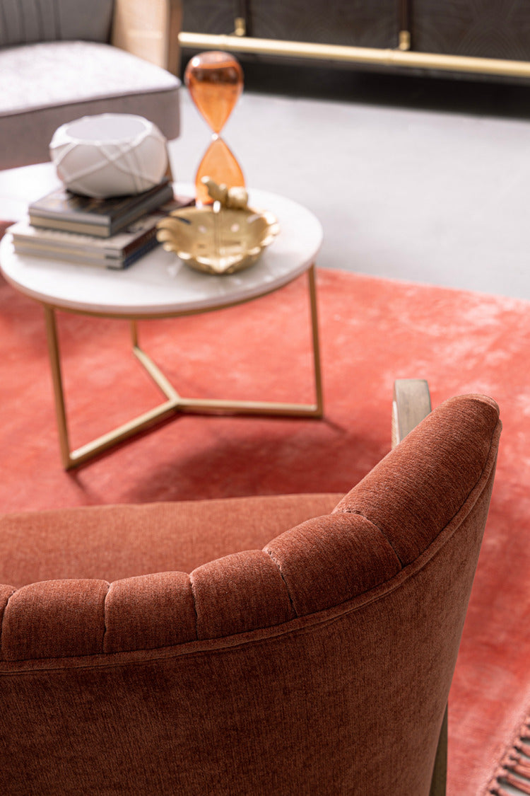 poltrona virna in tessuto effetto velluto rosso mattone, gambe e braccioli in legno naturale, complemento d’arredo versatile...