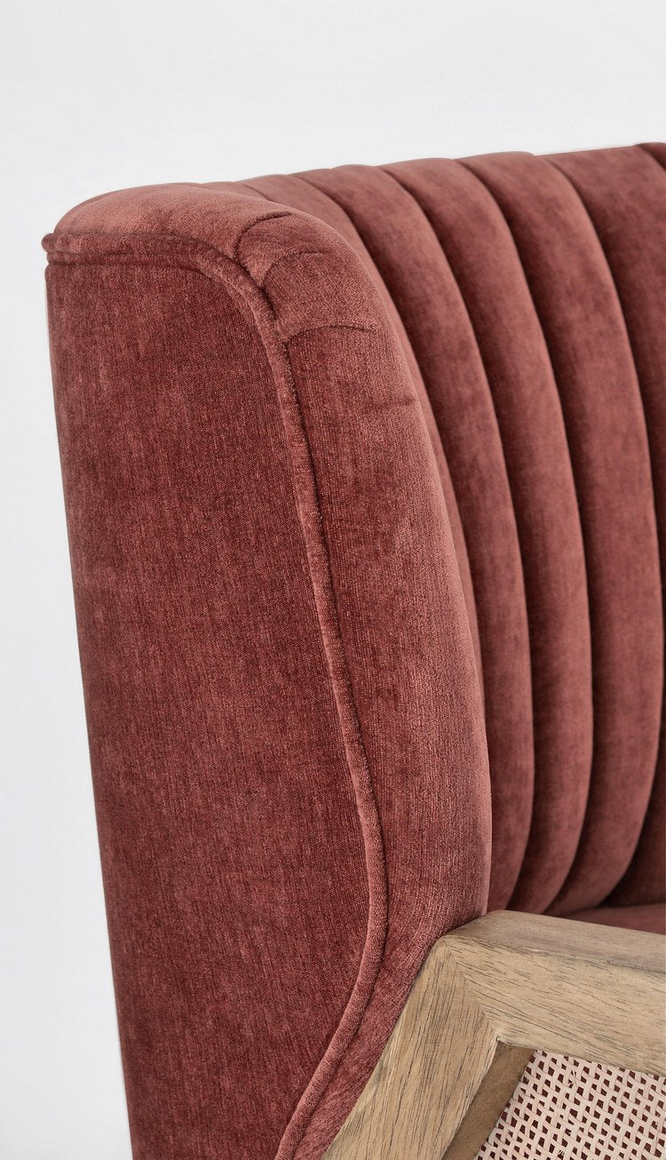poltrona virna in tessuto effetto velluto rosso mattone, gambe e braccioli in legno naturale, ideale per creare un angolo...