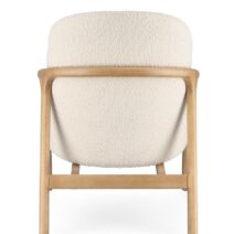 Poltrona ELAIDE in tessuto effetto bouclé bianco e struttura in legno rubberwood