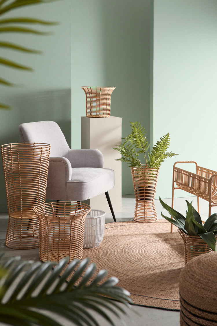 poltrona ernestine in tessuto grigio chiaro e gambe in acciaio verniciato nero, struttura in legno o metallo resistente e...