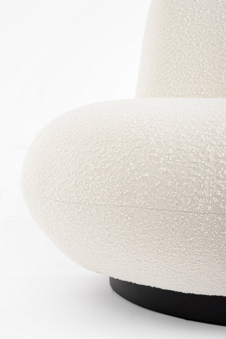 poltrona girevole margot in tessuto effetto bouclé bianco, struttura in legno o metallo resistente e durevole