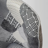 poltrona havana in tessuto patchwork grigio e gambe in legno, con poggiapiedi, dettaglio del rivestimento in tessuto o...