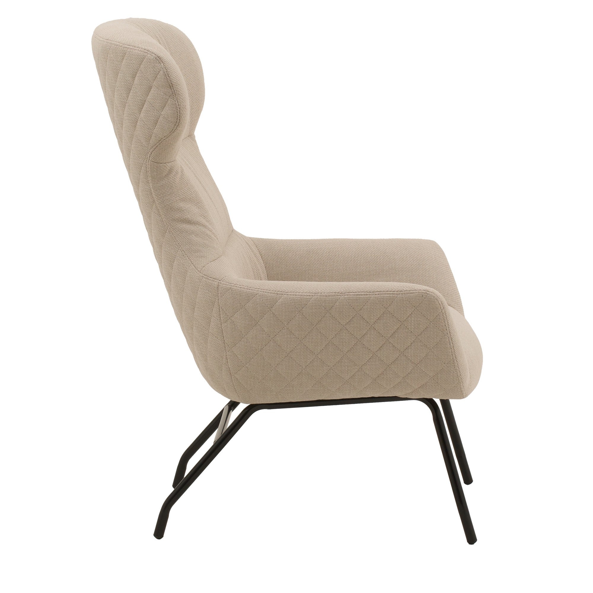 poltrona haiti in tessuto beige e gambe in metallo nero, vista ambientata in soggiorno o angolo lettura