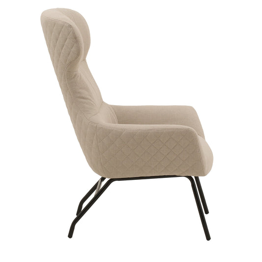 poltrona haiti in tessuto beige e gambe in metallo nero, vista ambientata in soggiorno o angolo lettura