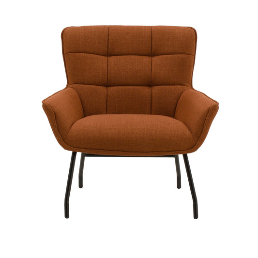 poltrona woolwich in tessuto terracotta e gambe in metallo nero, vista ambientata in soggiorno o angolo lettura
