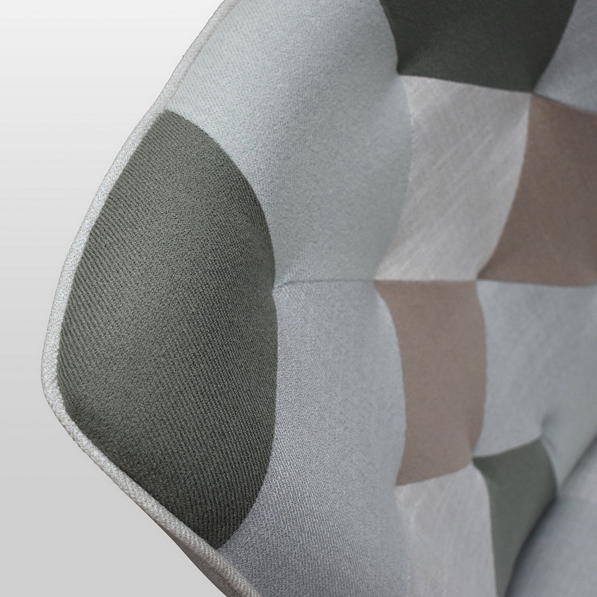 poltrona havana in tessuto multicolore e gambe in legno, dettaglio del rivestimento in tessuto o velluto