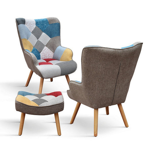 poltrona havana in tessuto multicolore patchwork e gambe in legno, con poggiapiedi, vista ambientata in soggiorno o angolo...