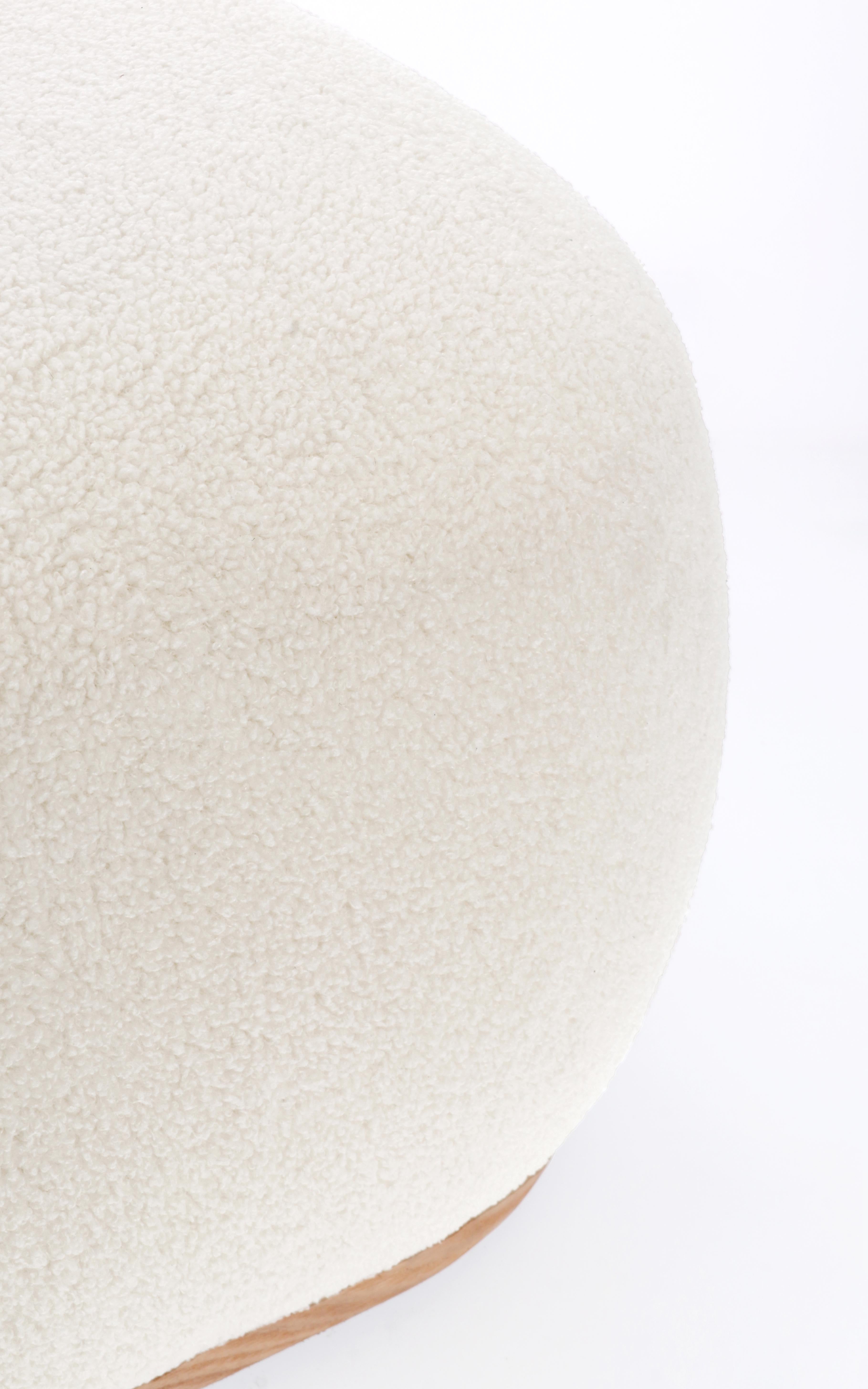 pouf miriana tessuto bianco e base in legno, dettaglio delle cuciture e materiali di rivestimento