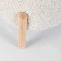 Pouf DAYLA in tessuto naturale effetto bouclé e gambe in legno rubberwood