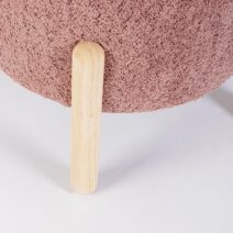 Pouf DAYLA in tessuto rosa scuro effetto bouclé e gambe in legno rubberwood