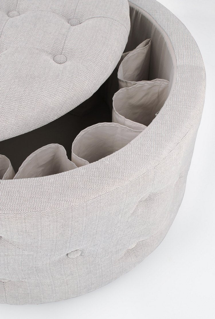 pouf contenitore porta scarpe ernestine in tessuto grigio chiaro, dettaglio delle cuciture e materiali di rivestimento
