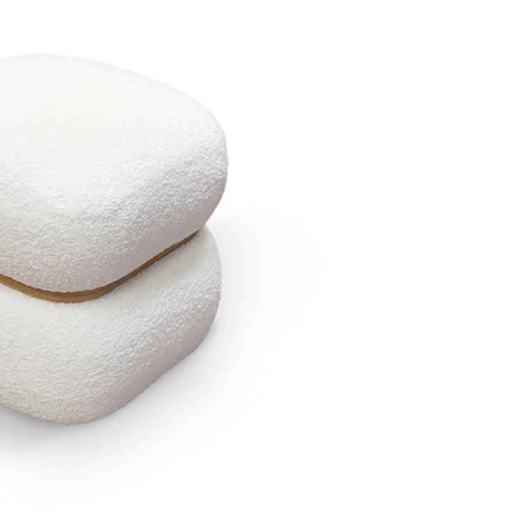 pouf boston quadrato in tessuto effetto lana bianco e anello in legno, dettaglio delle cuciture e materiali di rivestimento